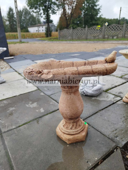 Figurka betonowa Figura Poidło z ptaszkiem na kolumnie 49 cm