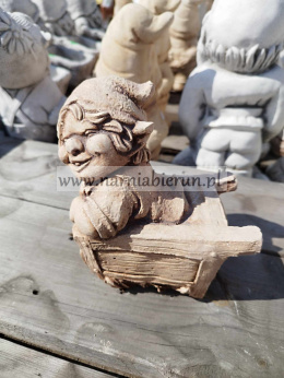 Figurka betonowa Krasnal Troll Skrzat w taczce 13 cm