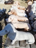 Figurka betonowa Pies piesek siedzący jamnik 37 cm